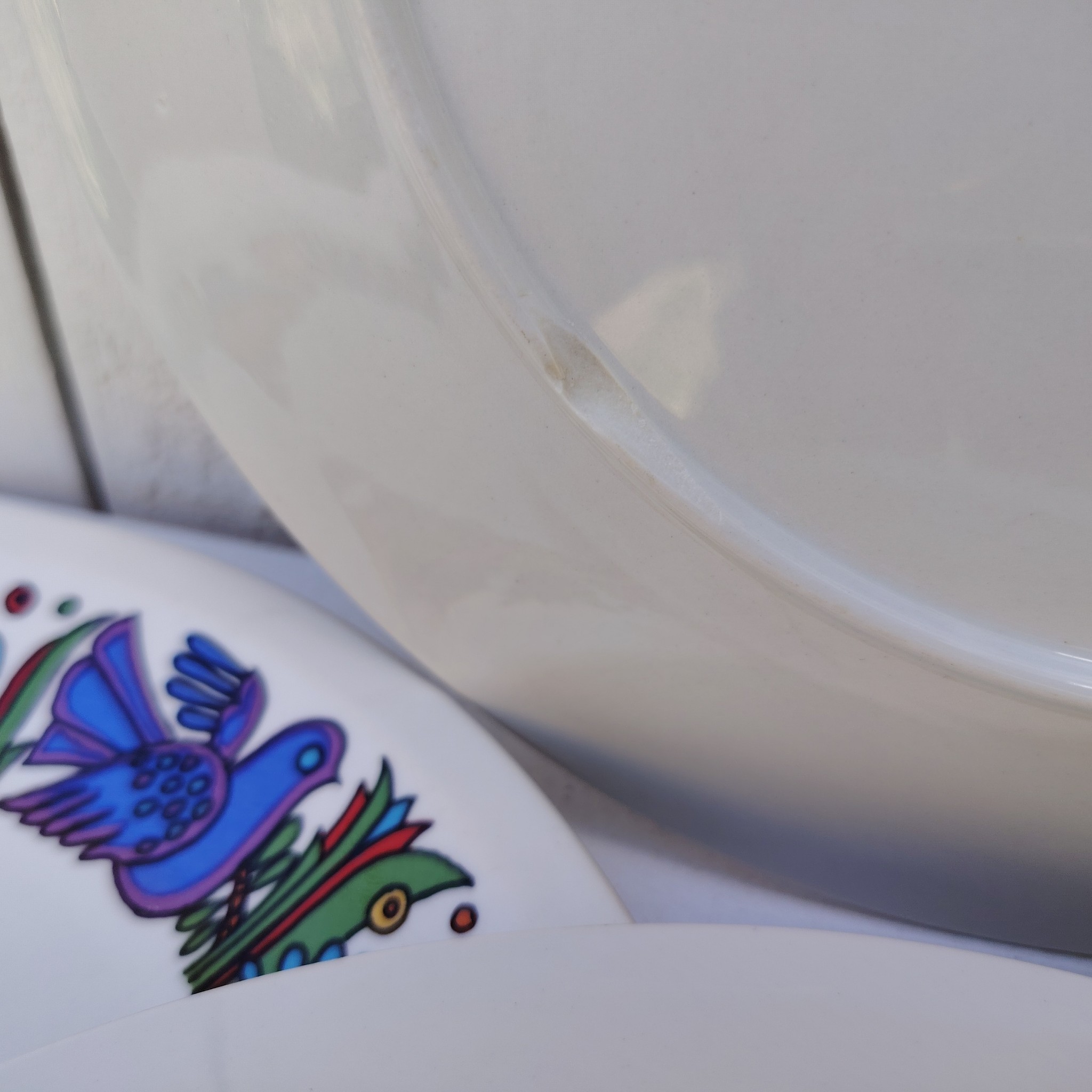 Lot de six Assiettes plates en porcelaine Villeroy & Boch modèle Acapulco. Légères traces d'usage. Un petit éclat au talon d'une assiette, non visible une fois posée. Bon état général. Diamètre : 24 cm