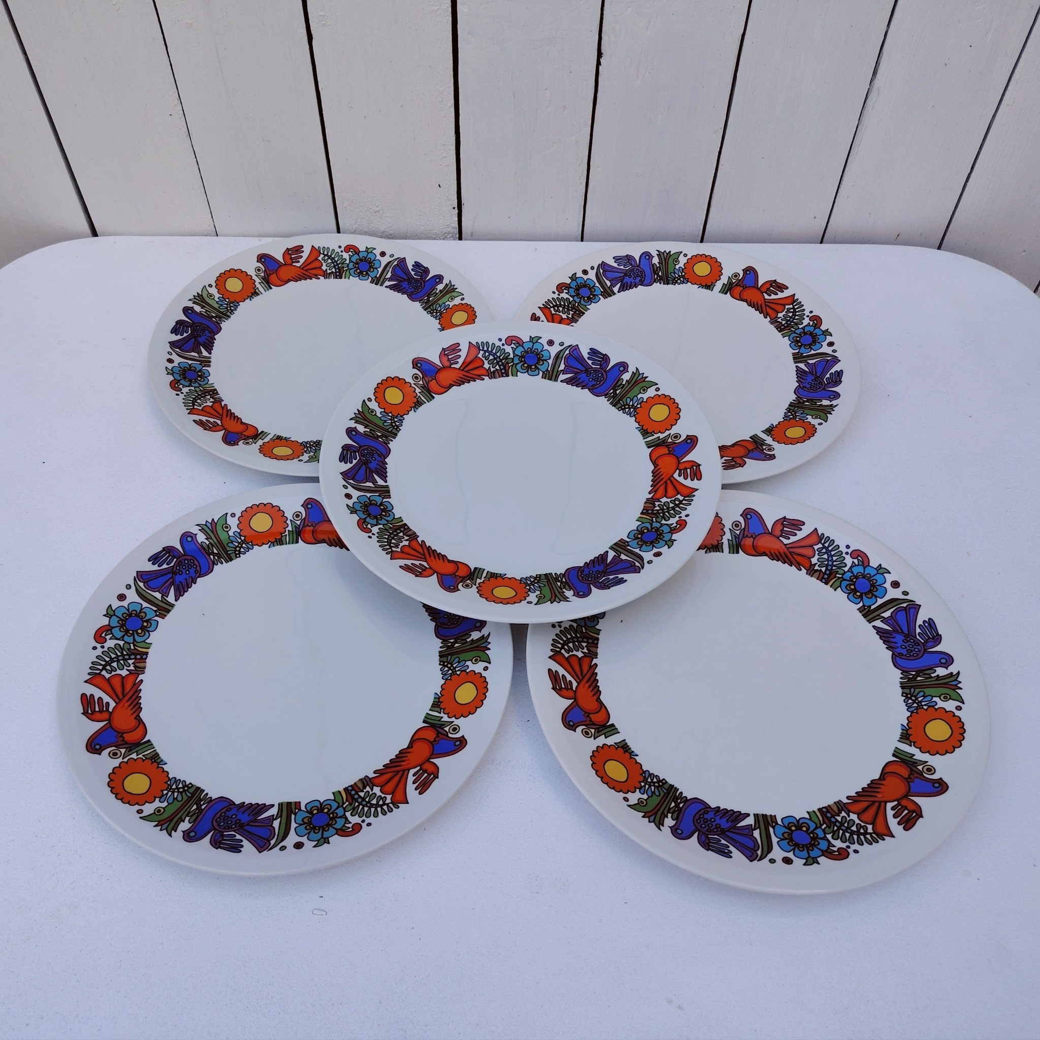 Lot de six Assiettes plates en porcelaine Villeroy & Boch modèle Acapulco. Légères traces d'usage. Un petit éclat au talon d'une assiette, non visible une fois posée. Bon état général. Diamètre : 24 cm
