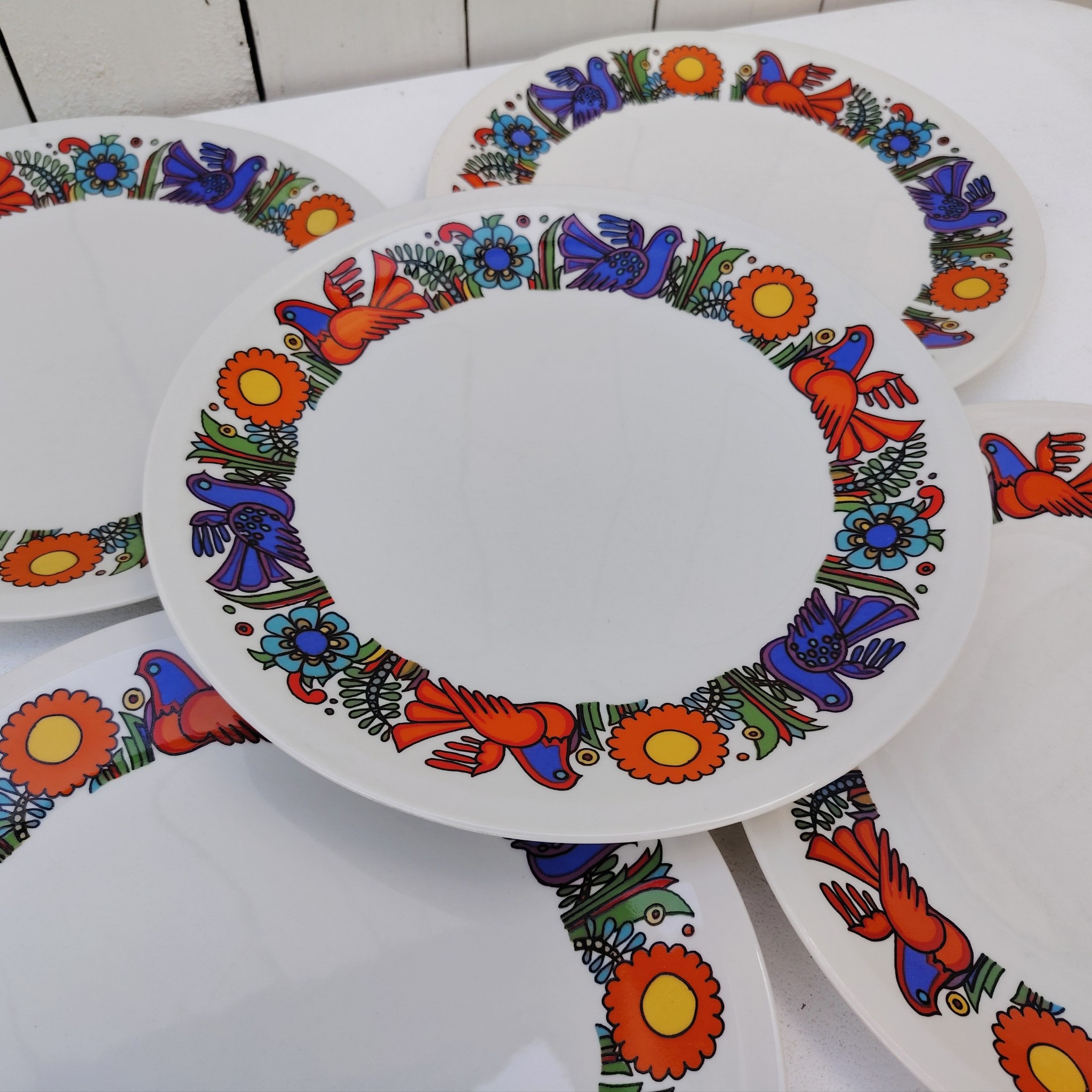 Lot de six Assiettes plates en porcelaine Villeroy & Boch modèle Acapulco. Légères traces d'usage. Un petit éclat au talon d'une assiette, non visible une fois posée. Bon état général. Diamètre : 24 cm