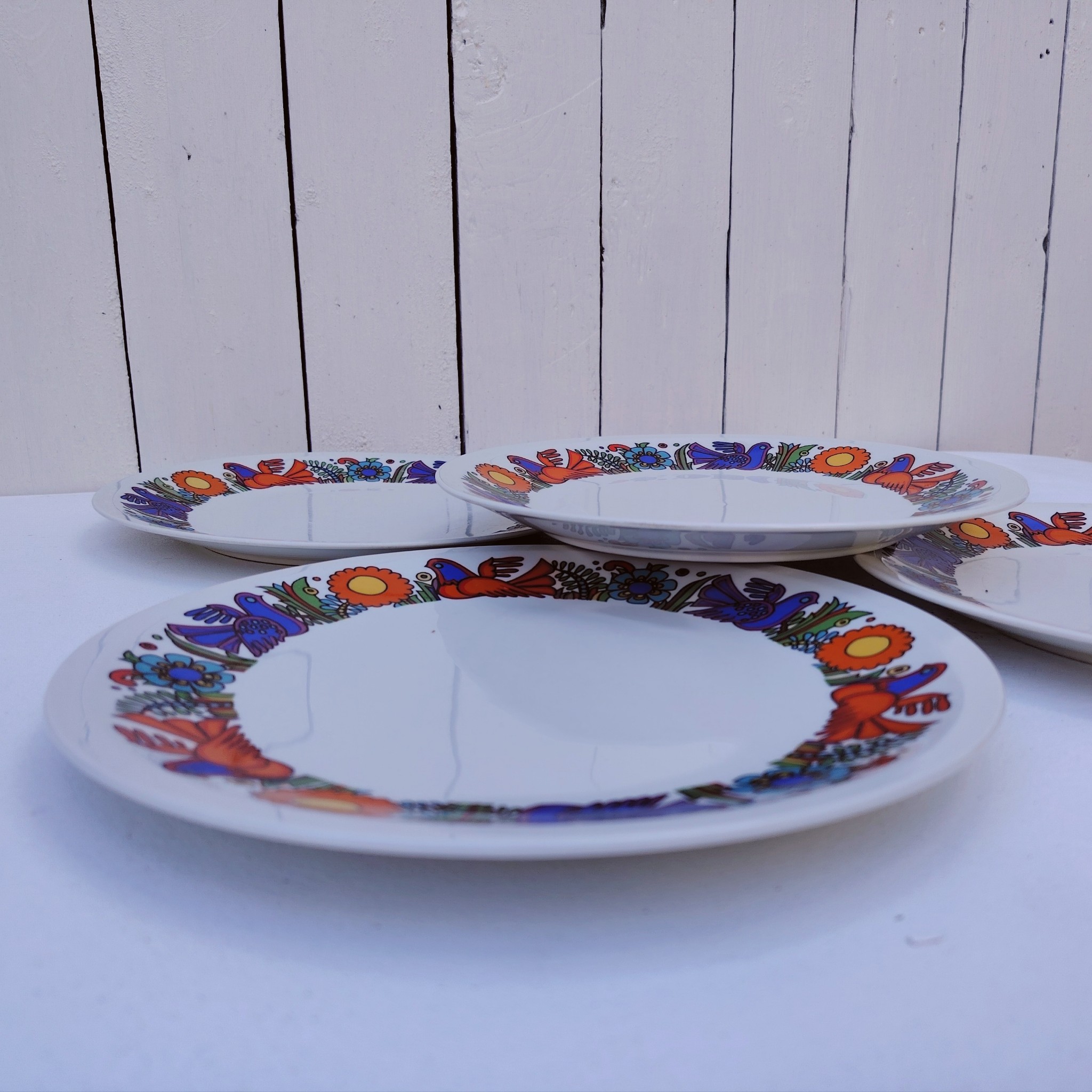 Lot de six Assiettes plates en porcelaine Villeroy & Boch modèle Acapulco. Légères traces d'usage. Un petit éclat au talon d'une assiette, non visible une fois posée. Bon état général. Diamètre : 24 cm