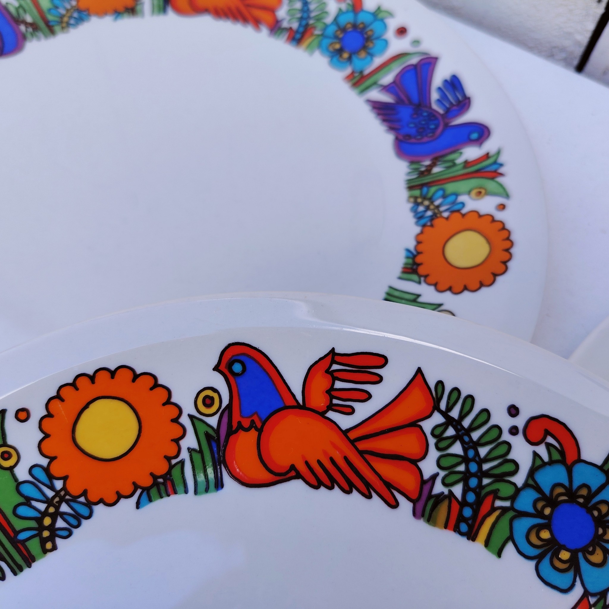 Lot de six Assiettes plates en porcelaine Villeroy & Boch modèle Acapulco. Légères traces d'usage. Un petit éclat au talon d'une assiette, non visible une fois posée. Bon état général. Diamètre : 24 cm