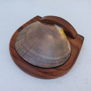 Belle boite en bois d'olivier et couvercle en nacre dans le goût d'Alexander Noll,  Très belle belle patine et finition.  Petites rayures et traces d'usage. Très bon état général. Dimensions : 18 x 20 x 6 cm