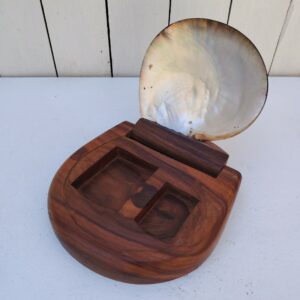 Belle boite en bois d'olivier et couvercle en nacre dans le goût d'Alexander Noll,  Très belle belle patine et finition.  Petites rayures et traces d'usage. Très bon état général. Dimensions : 18 x 20 x 6 cm