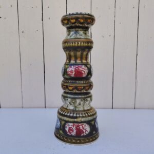 Vase ou Bougeoir en céramique de Kéraluc à Quimper, par André l'Helguen. Dans les tons de vert. Signé sur le dessous. Très bon état. Hauteur max : 32 cm Diamètre col : 8,5 cm