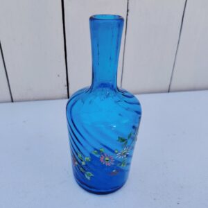 Ancienne bouteille en verre  torsadé de couleur bleu à décor frise florale émaillée Très bon état. Hauteur  : 17 cm