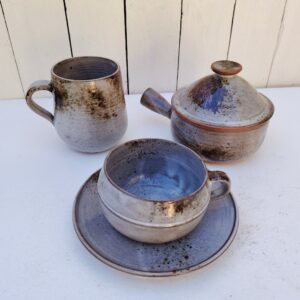 Lot comprenant une tasse avec soucoupe, un caquelon couvert et d'un mug  en céramique par  Chantal et Thierry Robert à Poncé sur Loire. signé sur le dessous. Bon état général. Hauteur tasse : 7 cm diamètre : 10,5 cm et diamètre soucoupe : 17,5 cm Hauteur mug : 11,5 cm diamètre : 9 cm Hauteur caquelon avec couvercle : 13 cm diamètre caquelon : 13 cm
