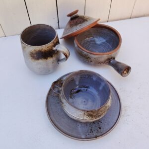 Lot comprenant une tasse avec soucoupe, un caquelon couvert et d'un mug  en céramique par  Chantal et Thierry Robert à Poncé sur Loire. signé sur le dessous. Bon état général. Hauteur tasse : 7 cm diamètre : 10,5 cm et diamètre soucoupe : 17,5 cm Hauteur mug : 11,5 cm diamètre : 9 cm Hauteur caquelon avec couvercle : 13 cm diamètre caquelon : 13 cm