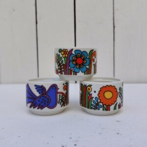 Trois coquetiers en porcelaine Villeroy & Boch modèle Acapulco. Légères traces d'usage.  Excellent état. Dimensions  : Hauteur : 3,5 cm Diamètre : 4,5 cm