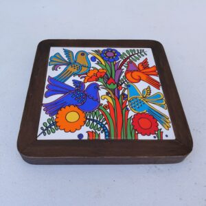 Dessous plat en porcelaine Villeroy & Boch modèle Acapulco. Contour bois Légères traces d'usage.  Bon état. Dimensions :  19 x 19 cm