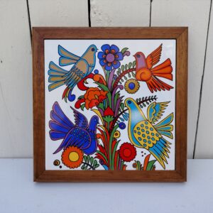 Grand Dessous plat en porcelaine Villeroy & Boch modèle Acapulco. Contour bois Légères traces d'usage.  Bon état. Dimensions :  24 x 24cm