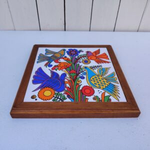 Grand Dessous plat en porcelaine Villeroy & Boch modèle Acapulco. Contour bois Légères traces d'usage.  Bon état. Dimensions :  24 x 24cm