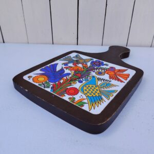 Grand dessous plat en forme de planche à découper en porcelaine Villeroy & Boch modèle Acapulco. Contour bois traces d'usage. Un féle au milieu du carreau Bon état. Dimensions : 37 x 23,5 cm