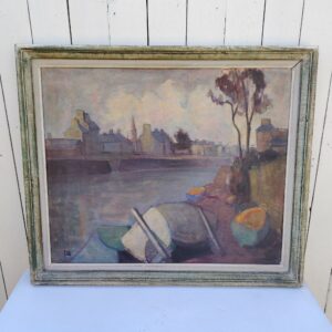 Grand tableau représentant un bord de rivière breton, au premier plan des barques en cale sèche, et au dernier la ville au bord de la rivière. Cadre en bois patiné vert. Une inscription sur le bas a gauche. Bon état général. Dimensions : 74 x 63 cm