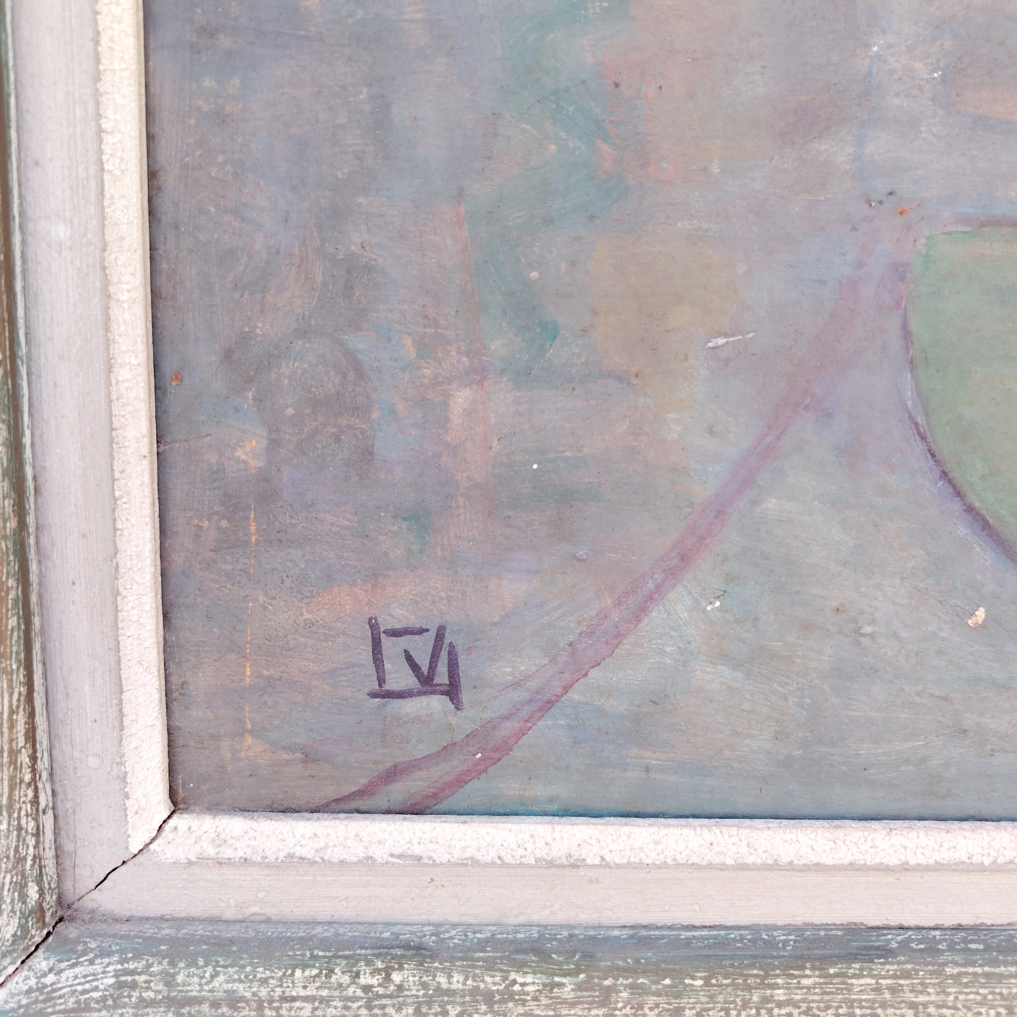 Grand tableau représentant un bord de rivière breton, au premier plan des barques en cale sèche, et au dernier la ville au bord de la rivière. Cadre en bois patiné vert. Une inscription sur le bas a gauche. Bon état général. Dimensions : 74 x 63 cm