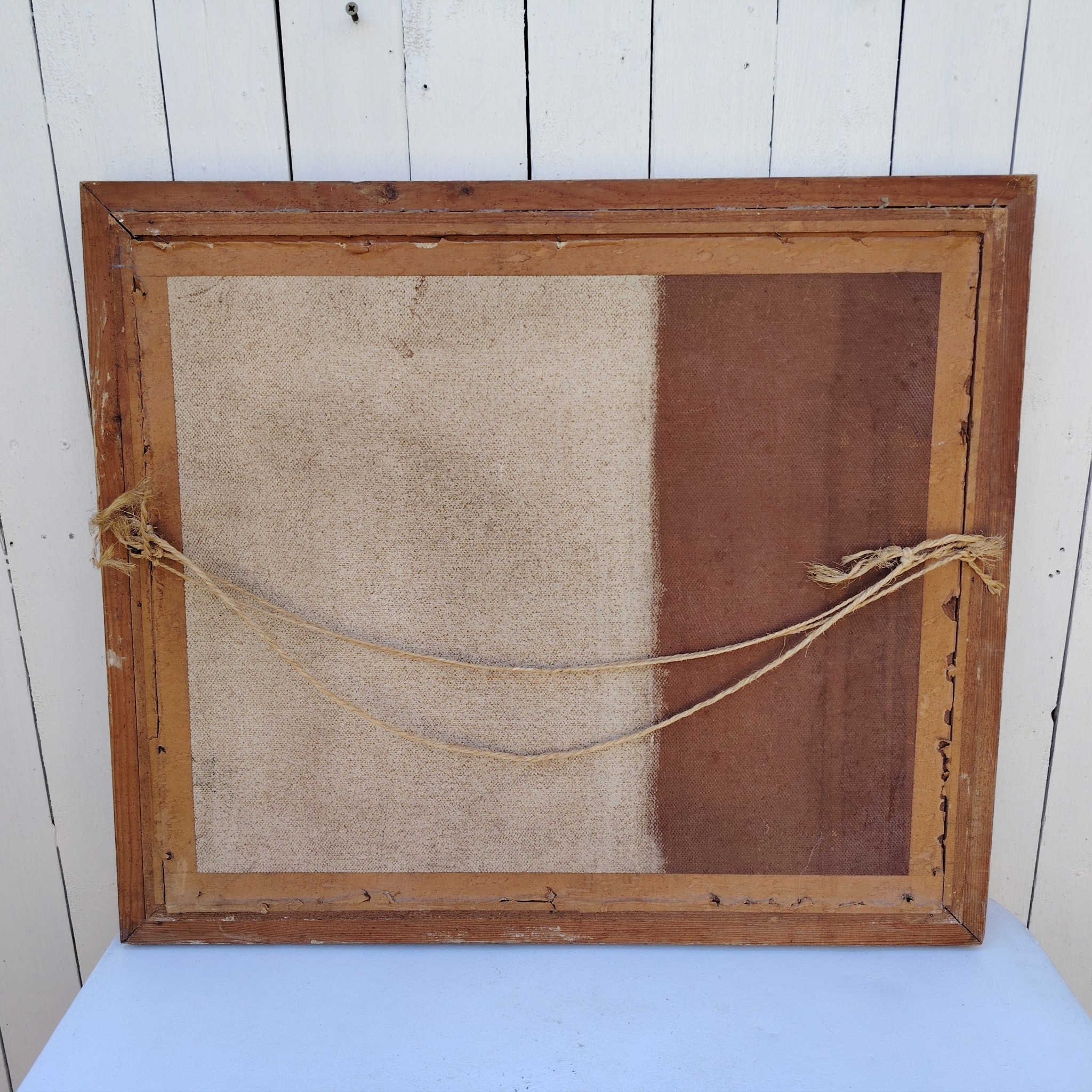 Grand tableau représentant un bord de rivière breton, au premier plan des barques en cale sèche, et au dernier la ville au bord de la rivière. Cadre en bois patiné vert. Une inscription sur le bas a gauche. Bon état général. Dimensions : 74 x 63 cm