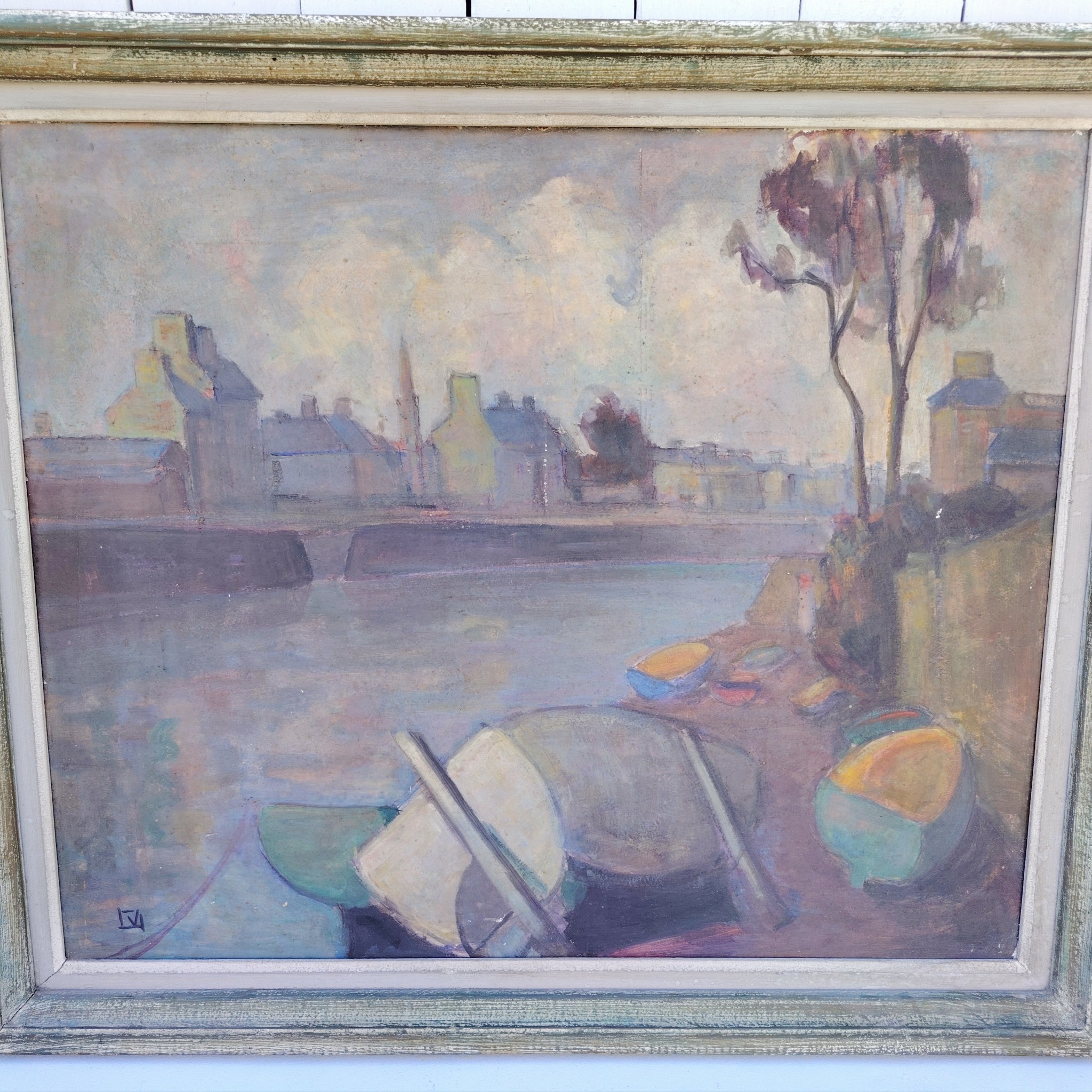 Grand tableau représentant un bord de rivière breton, au premier plan des barques en cale sèche, et au dernier la ville au bord de la rivière. Cadre en bois patiné vert. Une inscription sur le bas a gauche. Bon état général. Dimensions : 74 x 63 cm