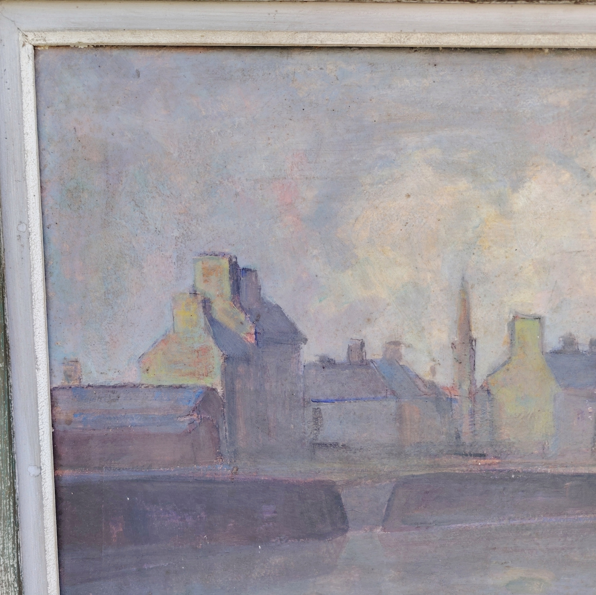 Grand tableau représentant un bord de rivière breton, au premier plan des barques en cale sèche, et au dernier la ville au bord de la rivière. Cadre en bois patiné vert. Une inscription sur le bas a gauche. Bon état général. Dimensions : 74 x 63 cm