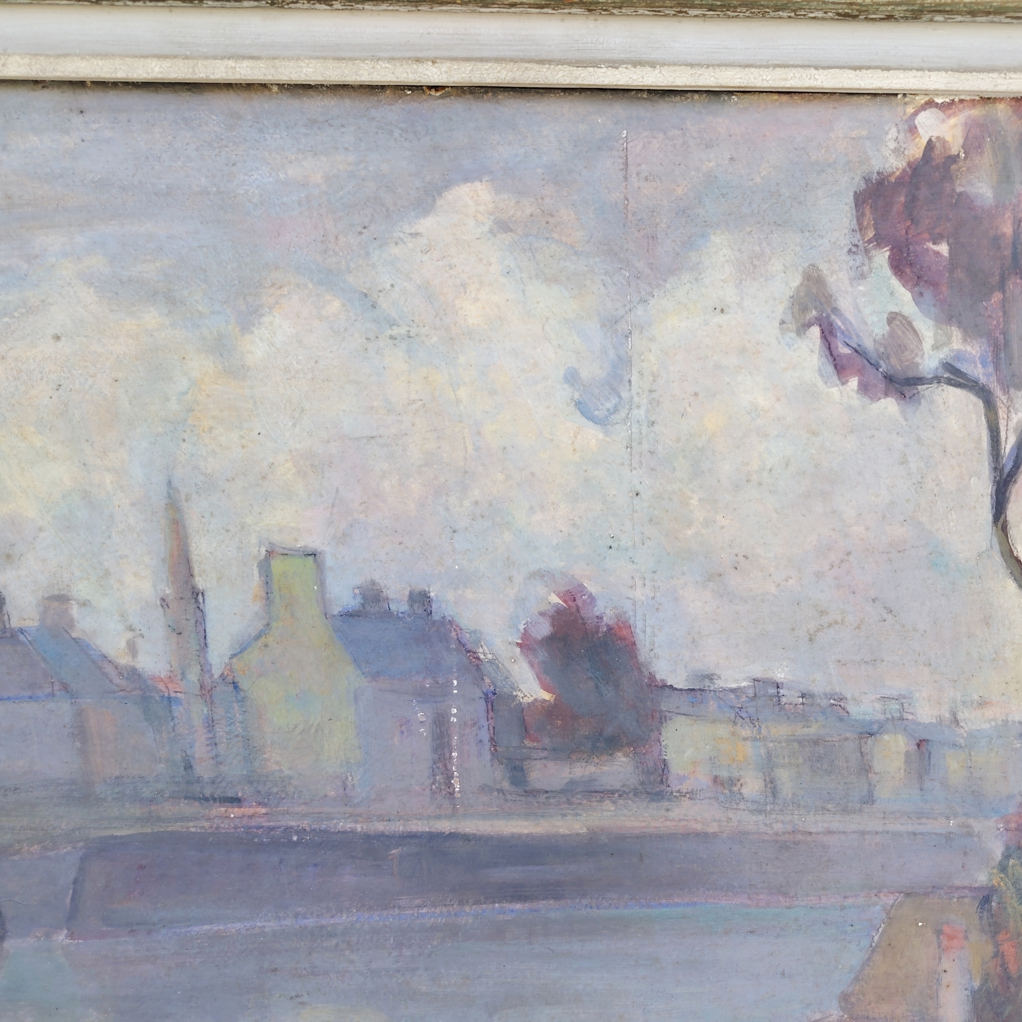 Grand tableau représentant un bord de rivière breton, au premier plan des barques en cale sèche, et au dernier la ville au bord de la rivière. Cadre en bois patiné vert. Une inscription sur le bas a gauche. Bon état général. Dimensions : 74 x 63 cm