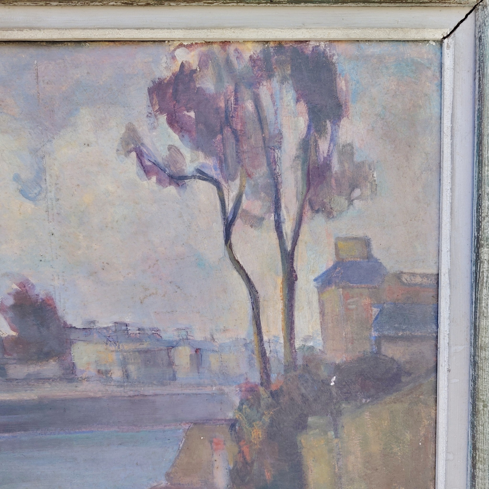 Grand tableau représentant un bord de rivière breton, au premier plan des barques en cale sèche, et au dernier la ville au bord de la rivière. Cadre en bois patiné vert. Une inscription sur le bas a gauche. Bon état général. Dimensions : 74 x 63 cm