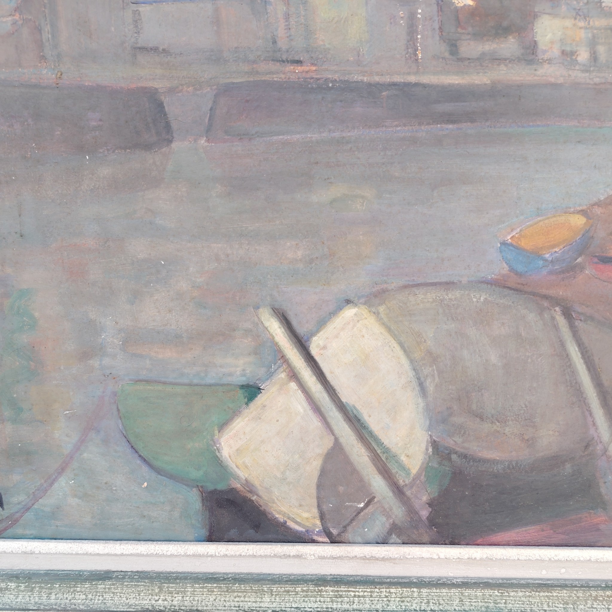 Grand tableau représentant un bord de rivière breton, au premier plan des barques en cale sèche, et au dernier la ville au bord de la rivière. Cadre en bois patiné vert. Une inscription sur le bas a gauche. Bon état général. Dimensions : 74 x 63 cm