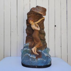 Grande lampe art nouveau en terre cuite polychrome par Aristide de Ranieri pour Fontaine et Durieux à l'isle Adam. Représentant une femme sur un rocher cernée par les vagues. Electrification d'origine, des petits éclats de terre cuite. Bon état général. Hauteur : 65 cm