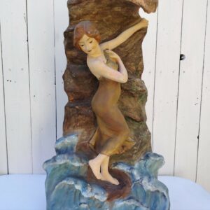 Grande lampe art nouveau en terre cuite polychrome par Aristide de Ranieri pour Fontaine et Durieux à l'isle Adam. Représentant une femme sur un rocher cernée par les vagues. Electrification d'origine, des petits éclats de terre cuite. Bon état général. Hauteur : 65 cm
