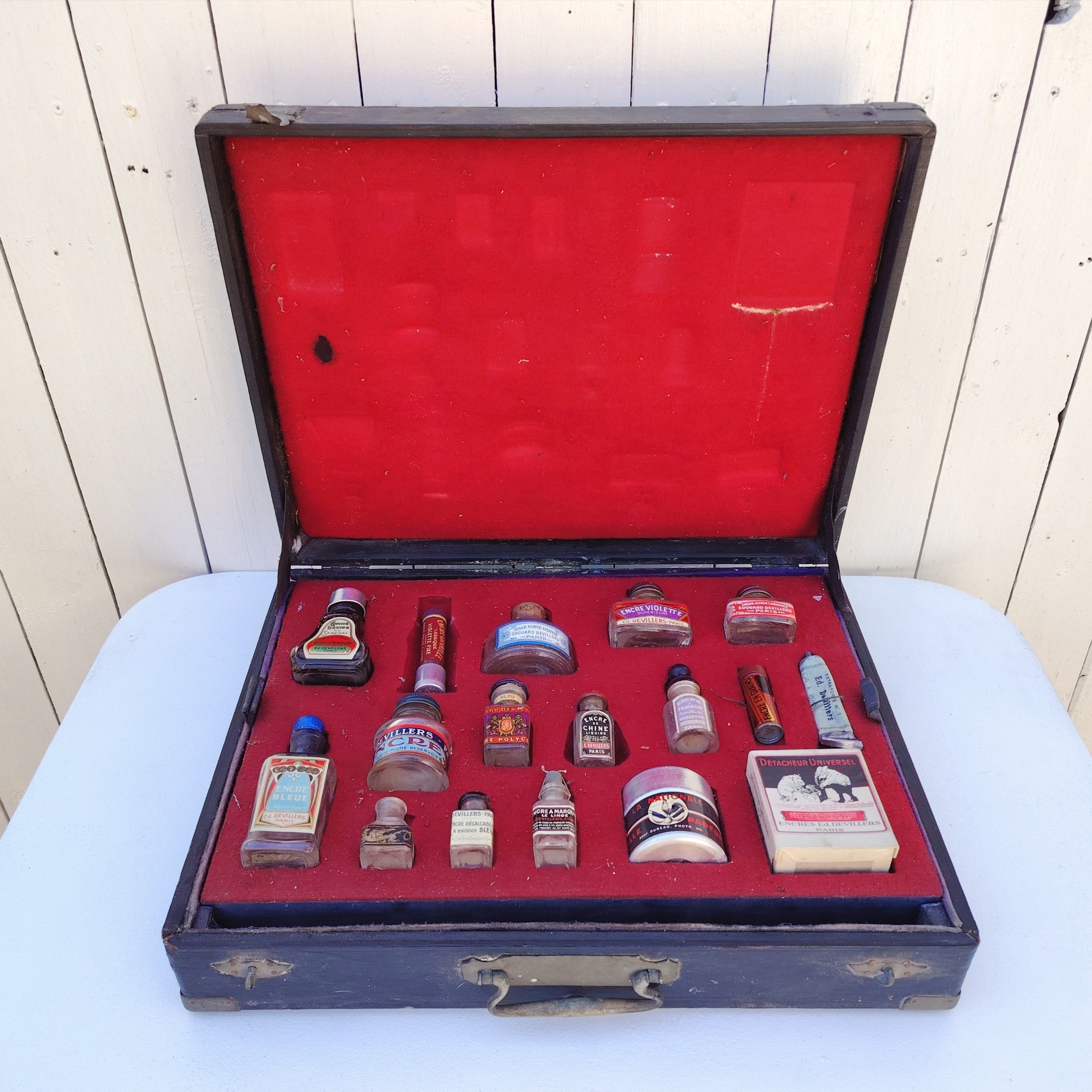 Ancienne mallette de représentant pour des ancres à polycopié, de la marque Encres "La Nationale" de la manufacture Devillers à Paris. Mallette complète, avec publicité et plaque de métal à l'intérieur. Systèmes de fermeture cassés Bon état général Dimensions mallette : 36 x 46 cm