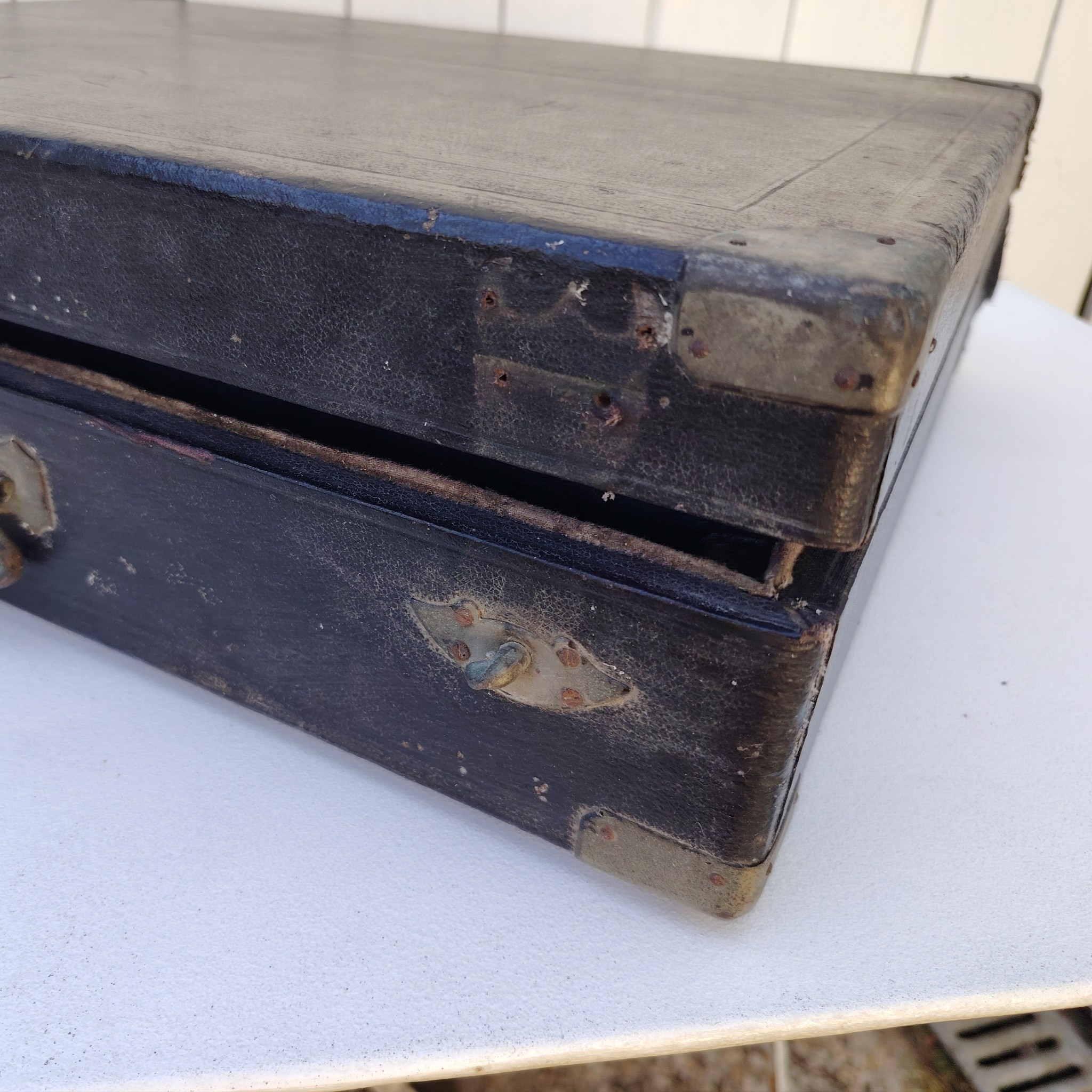 Ancienne mallette de représentant pour des ancres à polycopié, de la marque Encres "La Nationale" de la manufacture Devillers à Paris. Mallette complète, avec publicité et plaque de métal à l'intérieur. Systèmes de fermeture cassés Bon état général Dimensions mallette : 36 x 46 cm