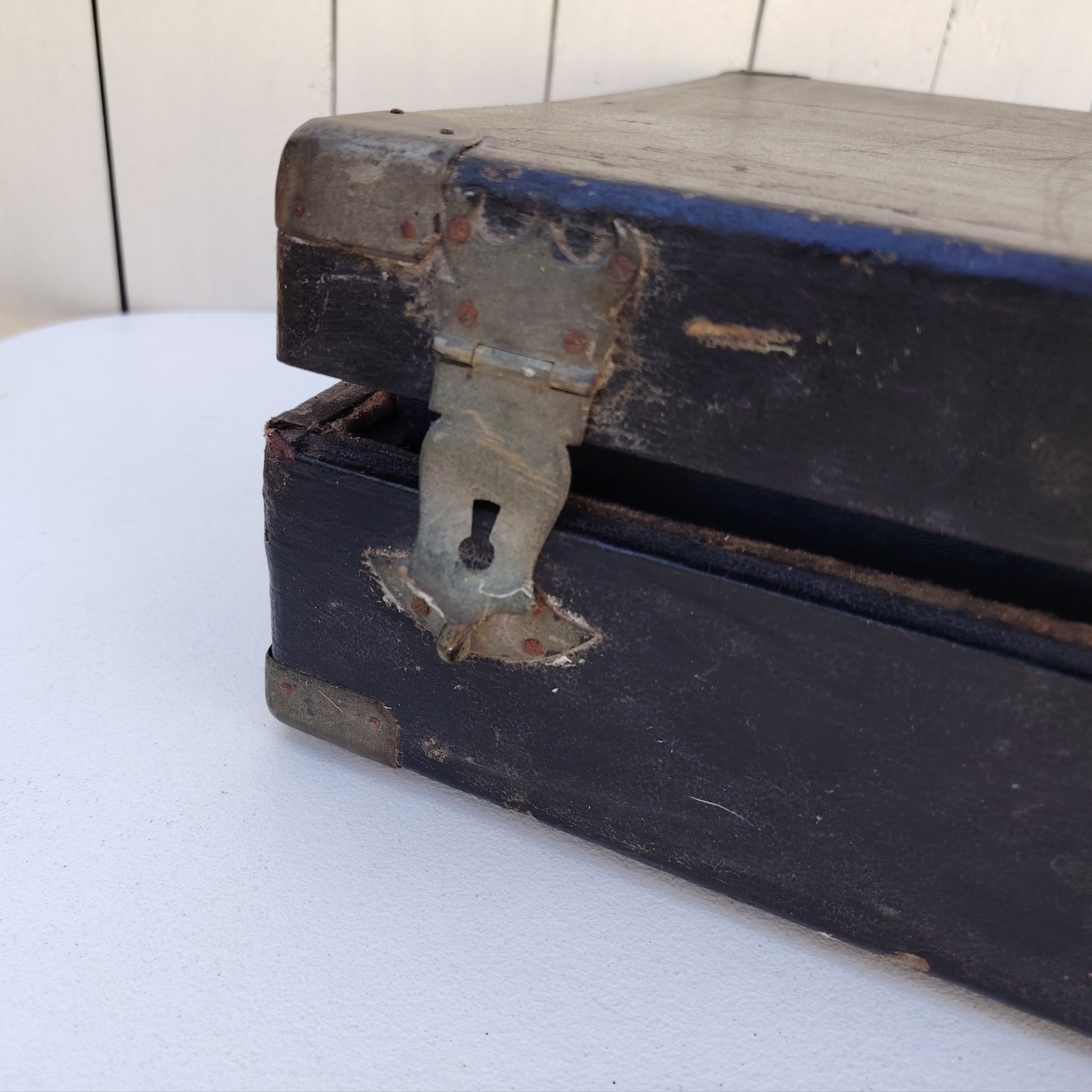 Ancienne mallette de représentant pour des ancres à polycopié, de la marque Encres "La Nationale" de la manufacture Devillers à Paris. Mallette complète, avec publicité et plaque de métal à l'intérieur. Systèmes de fermeture cassés Bon état général Dimensions mallette : 36 x 46 cm