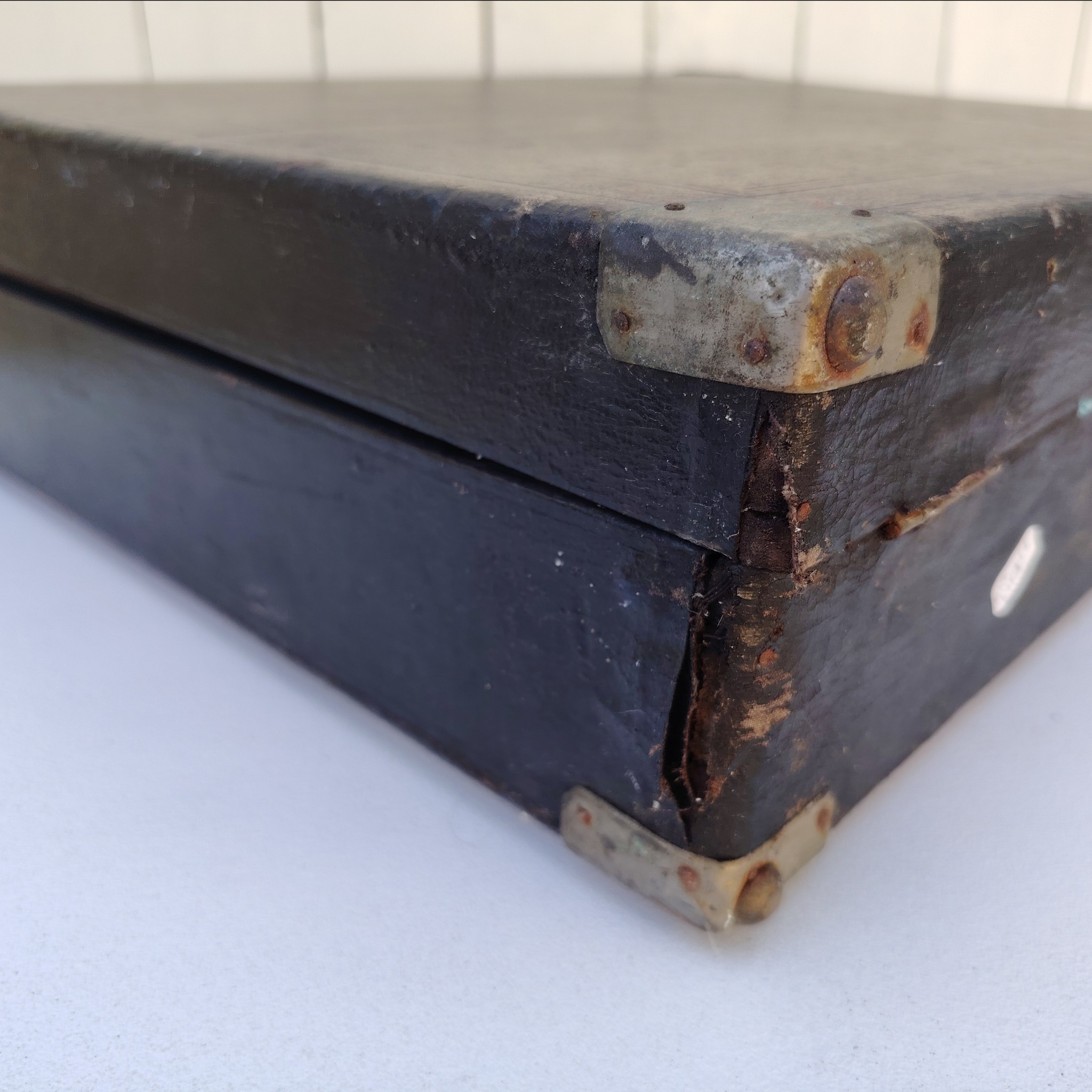 Ancienne mallette de représentant pour des ancres à polycopié, de la marque Encres "La Nationale" de la manufacture Devillers à Paris. Mallette complète, avec publicité et plaque de métal à l'intérieur. Systèmes de fermeture cassés Bon état général Dimensions mallette : 36 x 46 cm