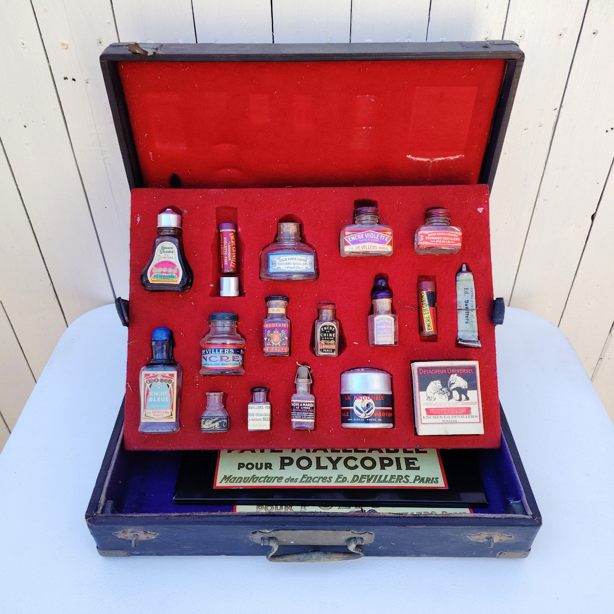 Ancienne mallette de représentant pour des ancres à polycopié, de la marque Encres "La Nationale" de la manufacture Devillers à Paris. Mallette complète, avec publicité et plaque de métal à l'intérieur. Systèmes de fermeture cassés Bon état général Dimensions mallette : 36 x 46 cm