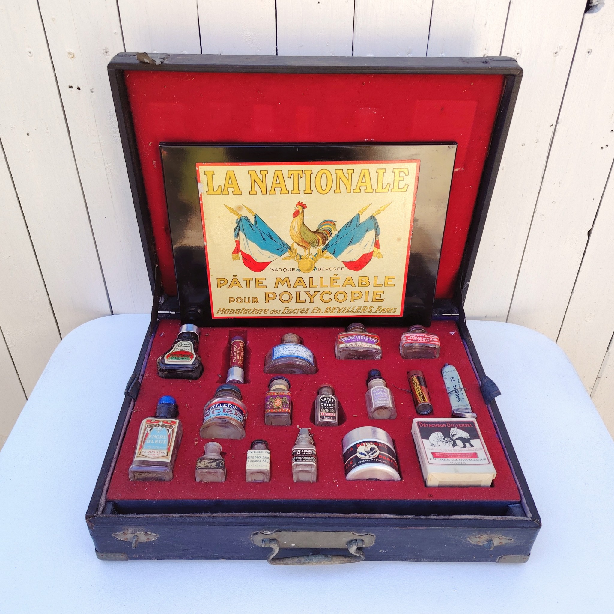 Ancienne mallette de représentant pour des ancres à polycopié, de la marque Encres "La Nationale" de la manufacture Devillers à Paris. Mallette complète, avec publicité et plaque de métal à l'intérieur. Systèmes de fermeture cassés Bon état général Dimensions mallette : 36 x 46 cm