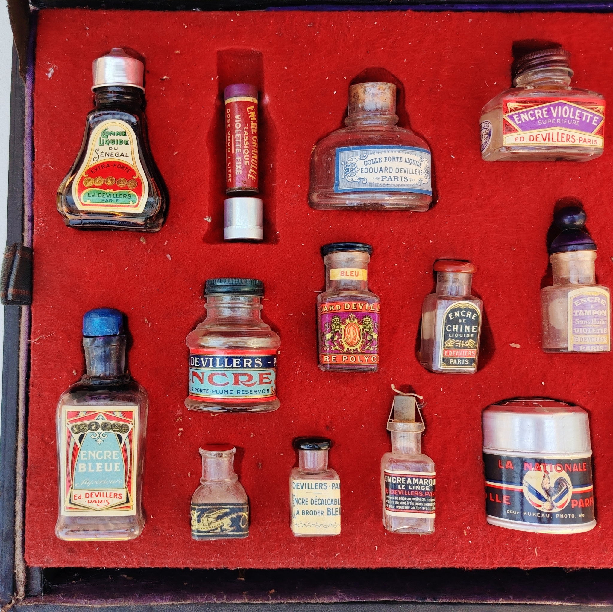 Ancienne mallette de représentant pour des ancres à polycopié, de la marque Encres "La Nationale" de la manufacture Devillers à Paris. Mallette complète, avec publicité et plaque de métal à l'intérieur. Systèmes de fermeture cassés Bon état général Dimensions mallette : 36 x 46 cm