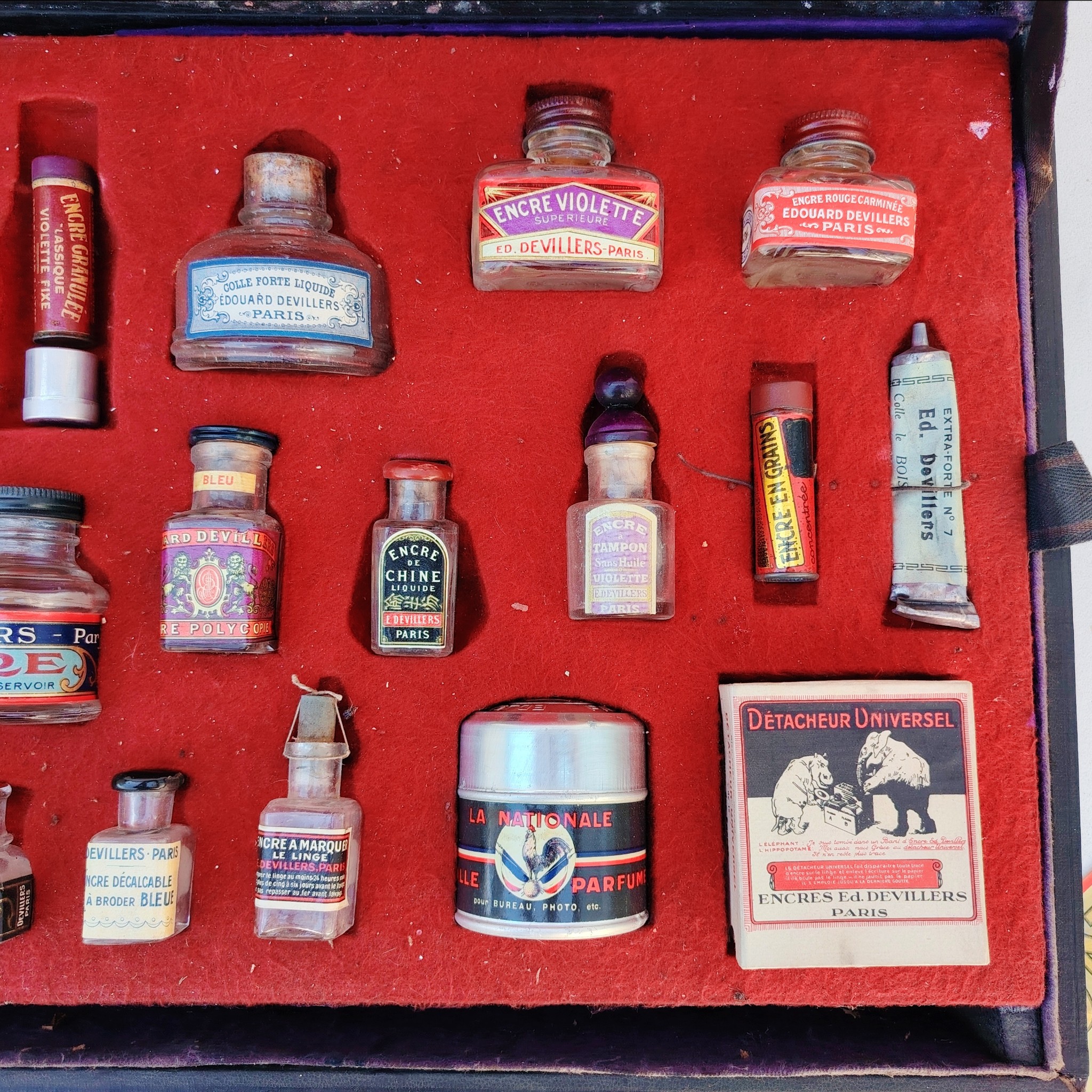 Ancienne mallette de représentant pour des ancres à polycopié, de la marque Encres "La Nationale" de la manufacture Devillers à Paris. Mallette complète, avec publicité et plaque de métal à l'intérieur. Systèmes de fermeture cassés Bon état général Dimensions mallette : 36 x 46 cm