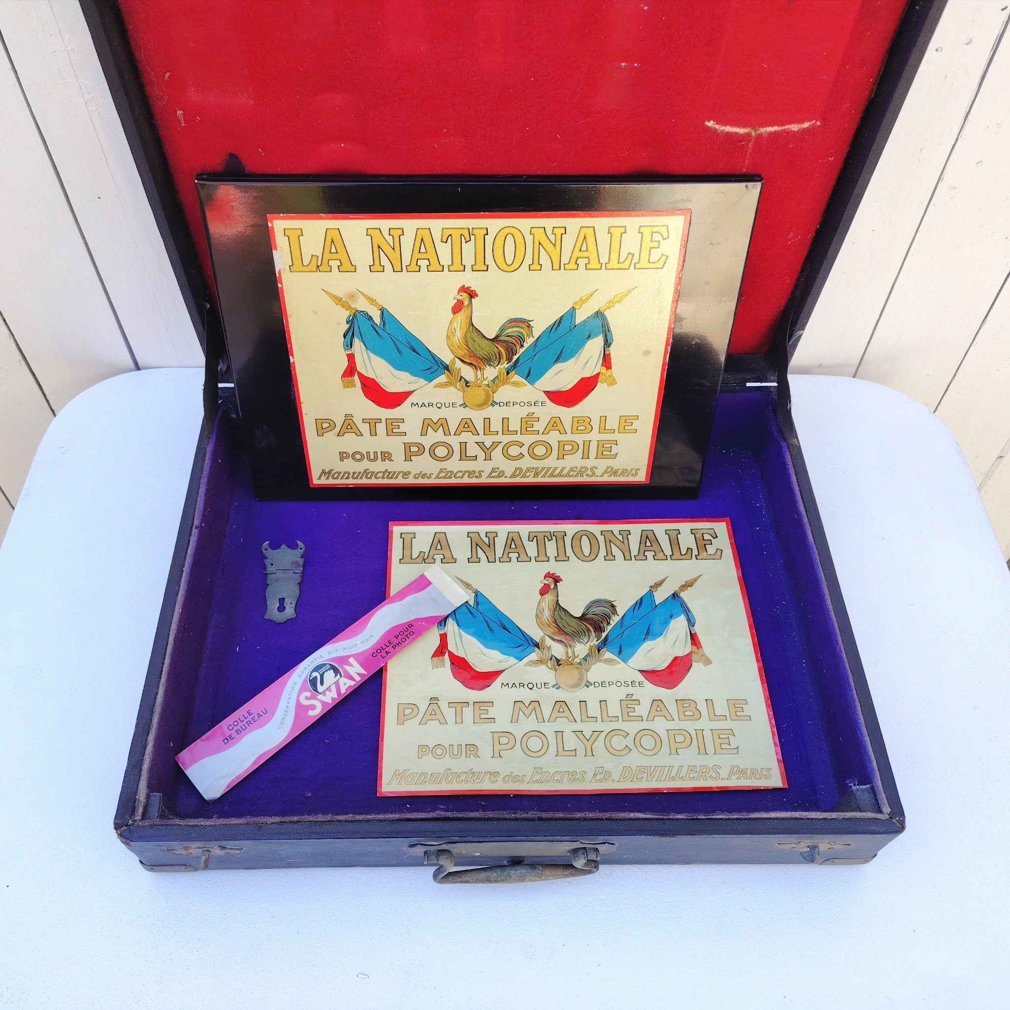 Ancienne mallette de représentant pour des ancres à polycopié, de la marque Encres "La Nationale" de la manufacture Devillers à Paris. Mallette complète, avec publicité et plaque de métal à l'intérieur. Systèmes de fermeture cassés Bon état général Dimensions mallette : 36 x 46 cm