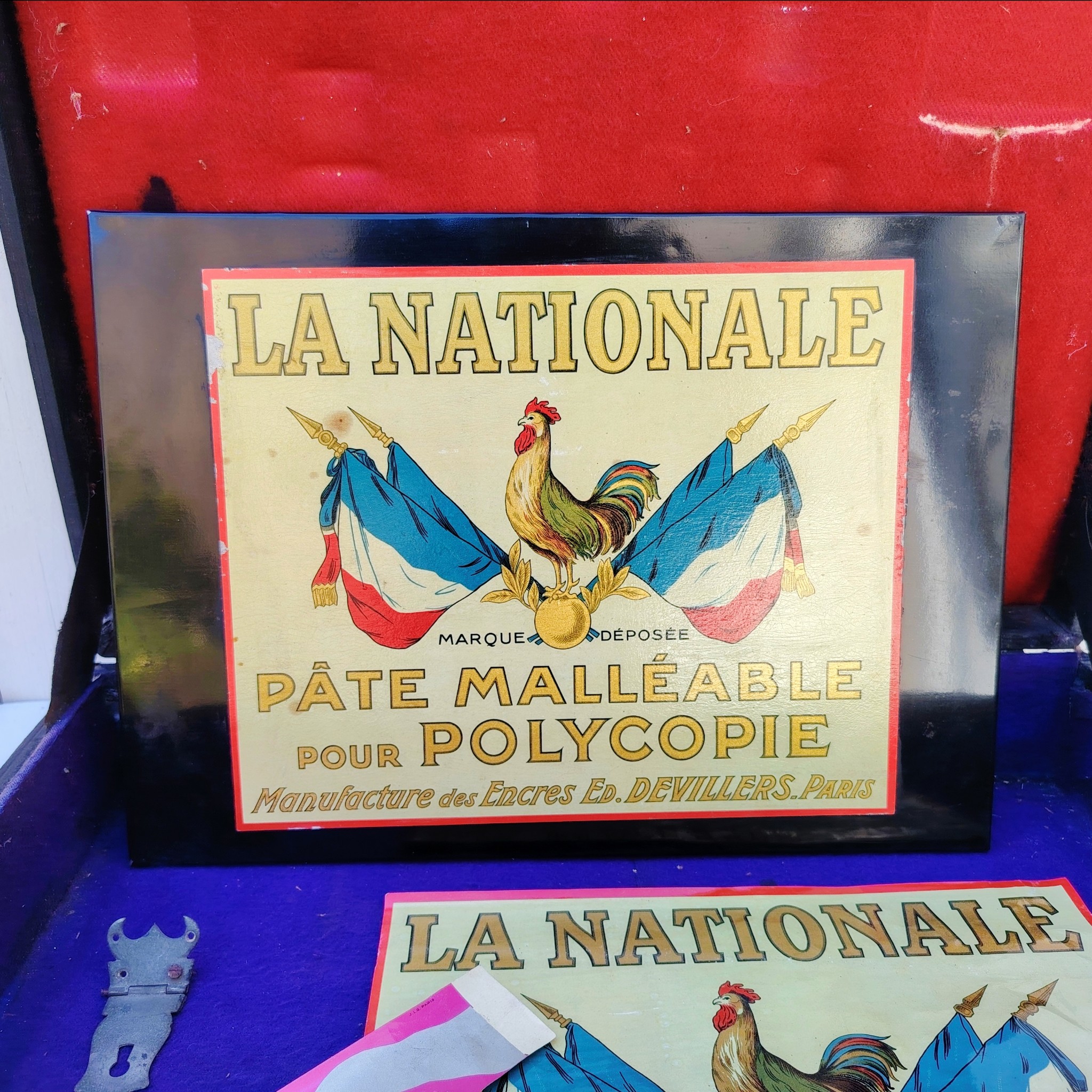 Ancienne mallette de représentant pour des ancres à polycopié, de la marque Encres "La Nationale" de la manufacture Devillers à Paris. Mallette complète, avec publicité et plaque de métal à l'intérieur. Systèmes de fermeture cassés Bon état général Dimensions mallette : 36 x 46 cm