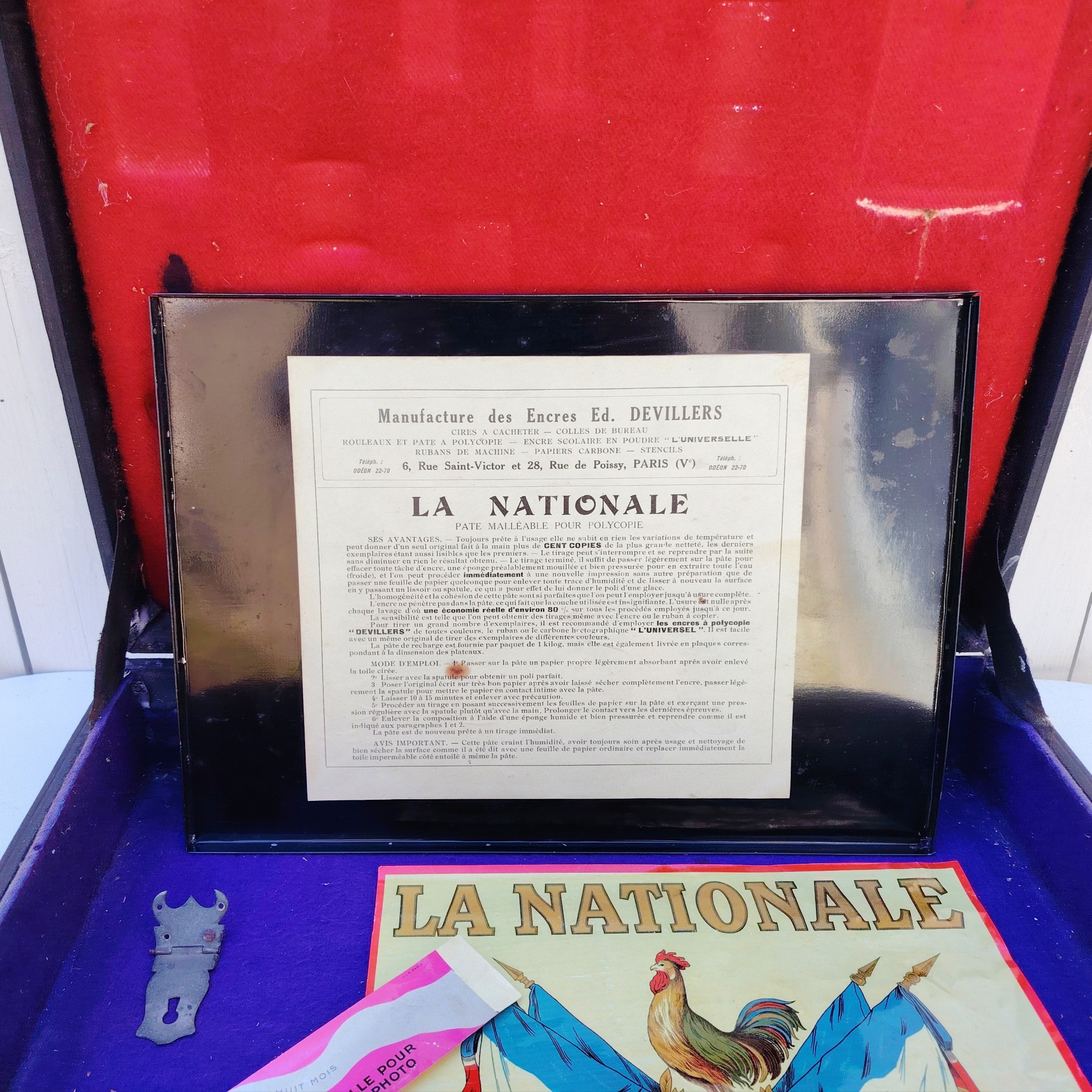 Ancienne mallette de représentant pour des ancres à polycopié, de la marque Encres "La Nationale" de la manufacture Devillers à Paris. Mallette complète, avec publicité et plaque de métal à l'intérieur. Systèmes de fermeture cassés Bon état général Dimensions mallette : 36 x 46 cm