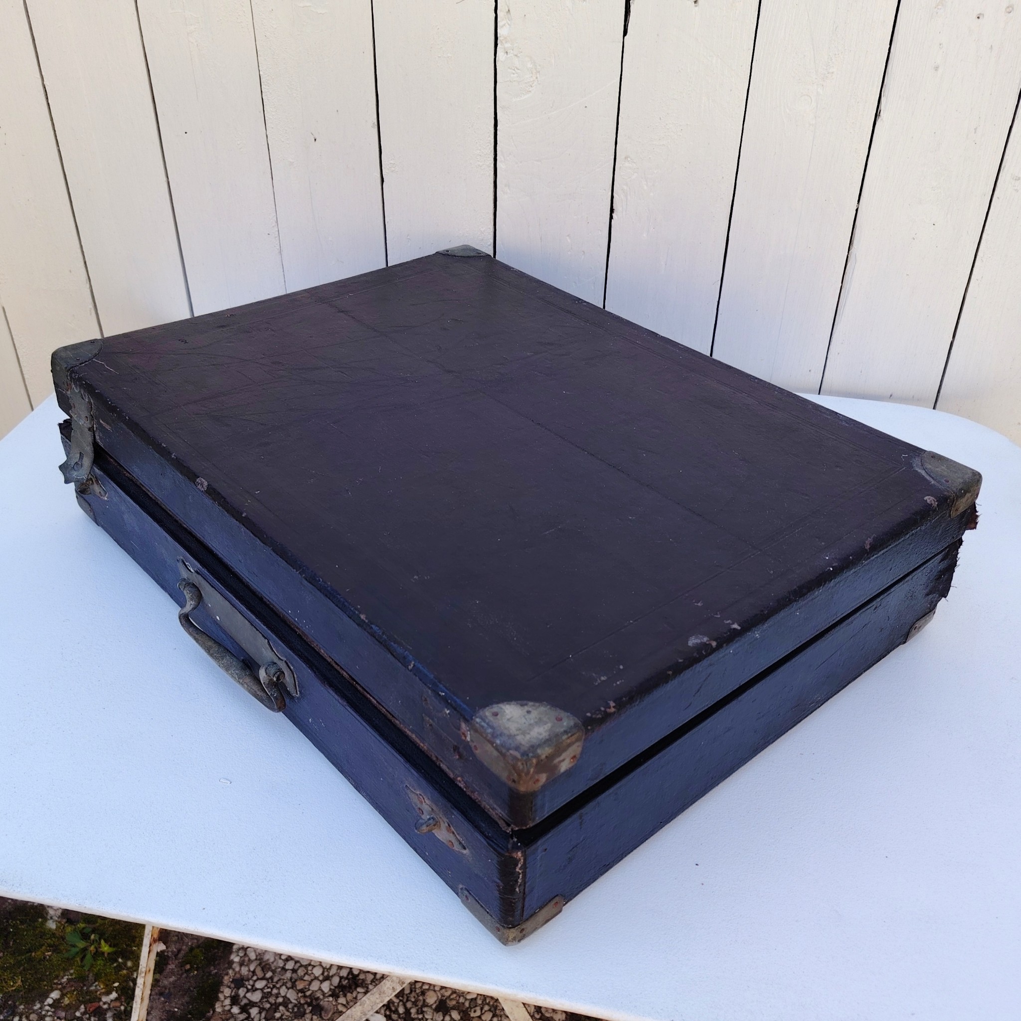 Ancienne mallette de représentant pour des ancres à polycopié, de la marque Encres "La Nationale" de la manufacture Devillers à Paris. Mallette complète, avec publicité et plaque de métal à l'intérieur. Systèmes de fermeture cassés Bon état général Dimensions mallette : 36 x 46 cm