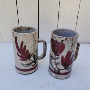 Paire mugs à décor de fleurs  en céramique, par Gustave Reynaud pour le mûrier à Vallauris. Excellent état Hauteur  : 17 cm Diamètre : 8 cm