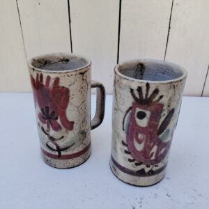 Paire mugs à décor de fleur et oiseau  en céramique, par Gustave Reynaud pour le mûrier à Vallauris. Excellent état Hauteur  : 17 cm Diamètre : 8 cm