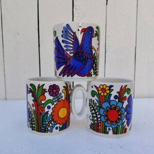 Trois à café, thé en porcelaine Villeroy & Boch modèle Acapulco. Légères traces d'usage.  Excellent état. Dimensions  : Hauteur : 8 cm Diamètre : 7,5 cm