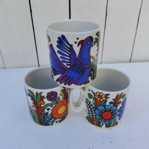 Trois à café, thé en porcelaine Villeroy & Boch modèle Acapulco. Légères traces d'usage.  Excellent état. Dimensions  : Hauteur : 8 cm Diamètre : 7,5 cm