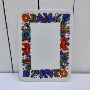 Petit plateau en porcelaine Villeroy & Boch modèle Acapulco. Deux petits défauts de cuisson. Légères traces d'usage.  Très bon état.