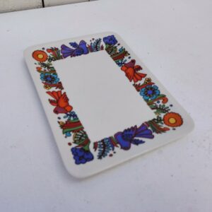 Petit plateau en porcelaine Villeroy & Boch modèle Acapulco. Deux petits défauts de cuisson. Légères traces d'usage.  Très bon état.