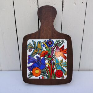 Dessous plat en forme de planche à découper en porcelaine Villeroy & Boch modèle Acapulco. Contour bois Légères traces d'usage.  Bon état. Dimensions :  30 x 19 cm