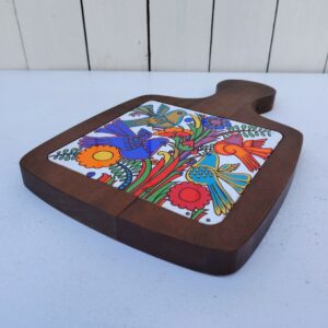 Dessous plat en forme de planche à découper en porcelaine Villeroy & Boch modèle Acapulco. Contour bois Légères traces d'usage.  Bon état. Dimensions :  30 x 19 cm