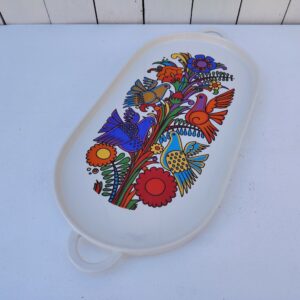 Grand plat de service de forme ovale en porcelaine Villeroy & Boch modèle Acapulco.  Légères traces d'usage.  Très bon état. Longueur avec anses : 47,5 cm Largeur : 22 cm