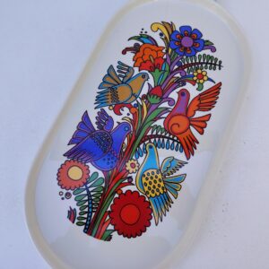 Grand plat de service de forme ovale en porcelaine Villeroy & Boch modèle Acapulco.  Légères traces d'usage.  Très bon état. Longueur avec anses : 47,5 cm Largeur : 22 cm