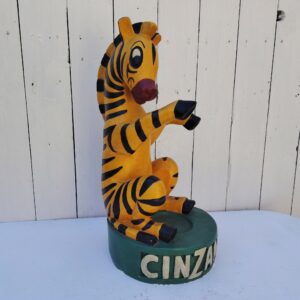Présentoir, porte bouteille en plâtre publicitaire pour le vermouth Cinzano, orné de sa mascotte le zèbre. Fabriqué par Novita. Une patte a été cassée et recollée, des petits éclats sans gravité Bon état général  Hauteur : 43 cm