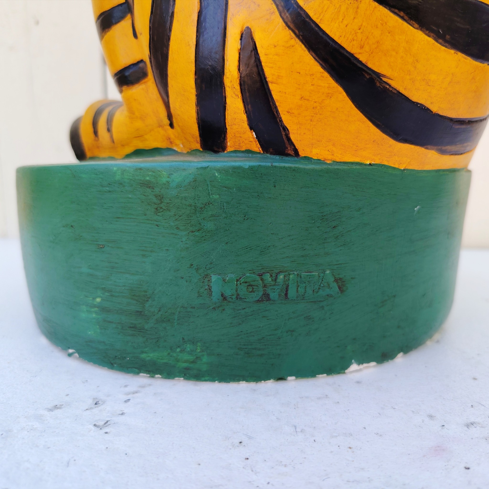 Présentoir, porte bouteille en plâtre publicitaire pour le vermouth Cinzano, orné de sa mascotte le zèbre. Fabriqué par Novita. Une patte a été cassée et recollée, des petits éclats sans gravité Bon état général  Hauteur : 43 cm